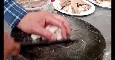Domuz bağırsaklarını kesmek için bıçak.