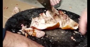 Domuz bağırsaklarını kesmek için bıçak.