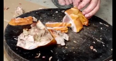 Domuz bağırsaklarını kesmek için bıçak.