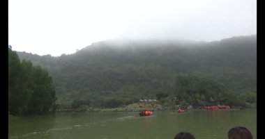 8 Mart 2025, bulutlar vadisi. Bavi, Hanoi, Vietnam. nehirde ve dağlarda tekne gezisi