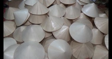 17 Mart 2025. Capital Hue, Hue, Vietnam. Asyalı kadın şapka yapıyor.