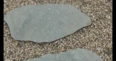 Taş yolda yürüyen bir adam