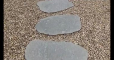 Taş yolda yürüyen bir adam