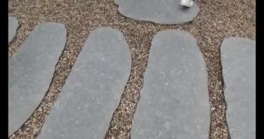 Taş yolda yürüyen bir adam