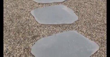 Taş yolda yürüyen bir adam