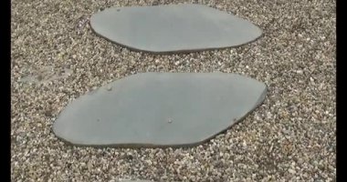 Taş yolda yürüyen bir adam