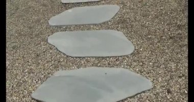 Taş yolda yürüyen bir adam