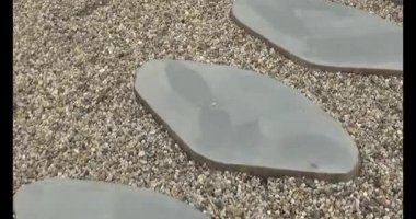 Taş yolda yürüyen bir adam