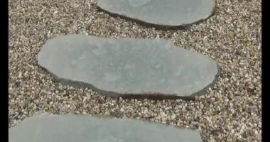 Taş yolda yürüyen bir adam