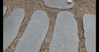 Taş yolda yürüyen bir adam