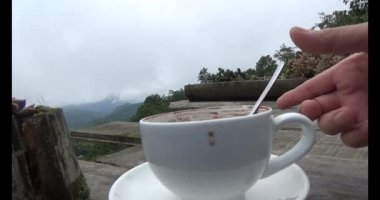 Dağlarda kahve içeriz.