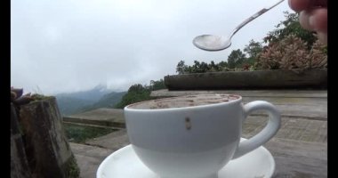 Dağlarda kahve içeriz.