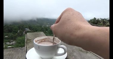Dağlarda kahve içeriz.