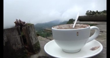 Dağlarda kahve içeriz.