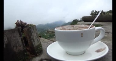 Dağlarda kahve içeriz.