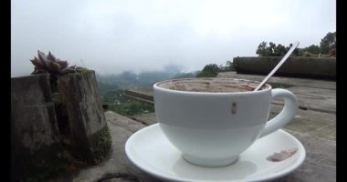 Dağlarda kahve içeriz.