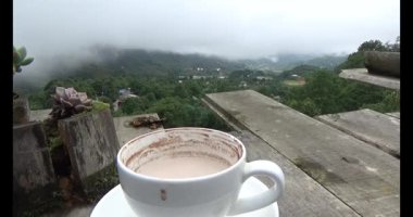 Dağlarda kahve içeriz.