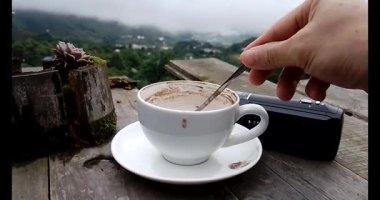 Dağlarda kahve içeriz.