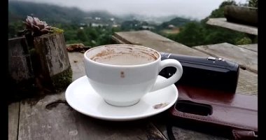 Dağlarda kahve içeriz.