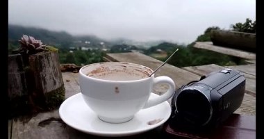 Dağlarda kahve içeriz.