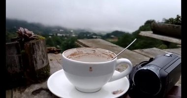 Dağlarda kahve içeriz.