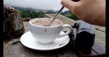 Dağlarda kahve içeriz.