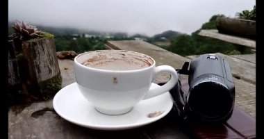 Dağlarda kahve içeriz.