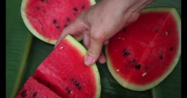 Karpuz hasadı. Kırmızı karpuzu kesiyorum. Karpuz yemek.  