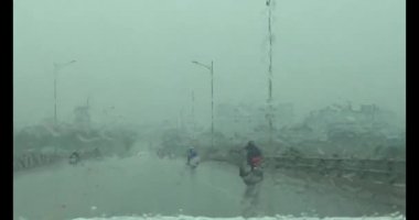 Yağmurda araba kullanırken