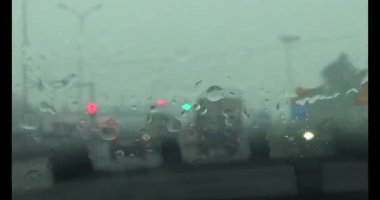 Yağmurda araba kullanırken