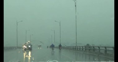 Yağmurda araba kullanırken