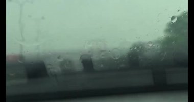 Yağmurda araba kullanırken