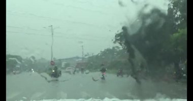 Yağmurda araba kullanırken