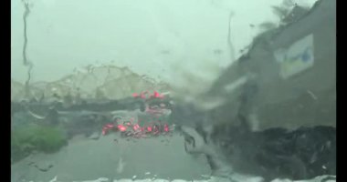 Yağmurda araba kullanırken