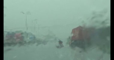 Yağmurda araba kullanırken