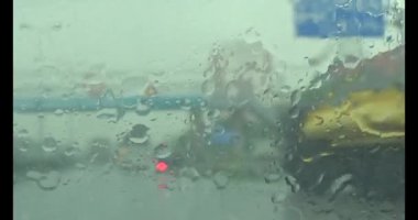 Yağmurda araba kullanırken