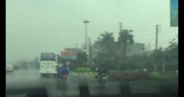 Yağmurda araba kullanırken