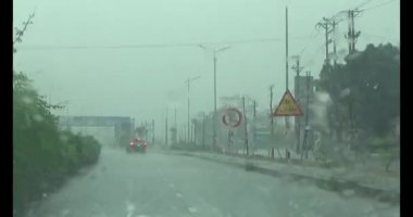 Yağmurda araba kullanırken