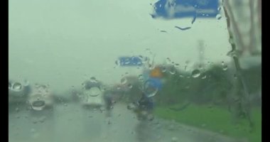 Yağmurda araba kullanırken