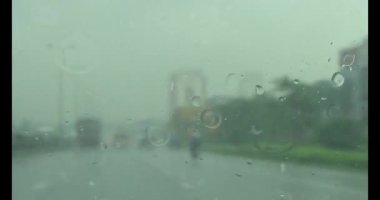 Yağmurda araba kullanırken