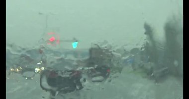 Yağmurda araba kullanırken