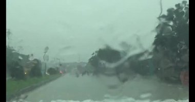 Yağmurda araba kullanırken