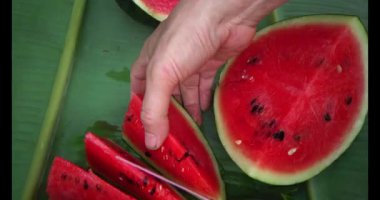 Karpuz hasadı. Kırmızı karpuzu kesiyorum. Karpuz yemek.  