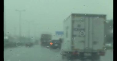 Yağmurda araba kullanırken