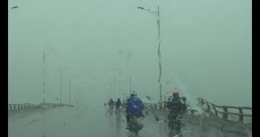 Yağmurda araba kullanırken