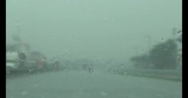 Yağmurda araba kullanırken