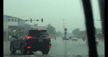 Yağmurda araba kullanırken