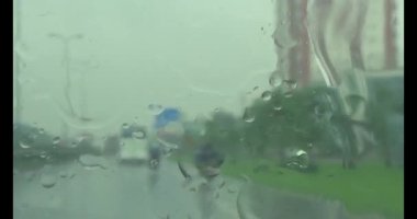 Yağmurda araba kullanırken