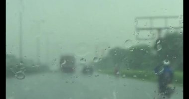 Yağmurda araba kullanırken