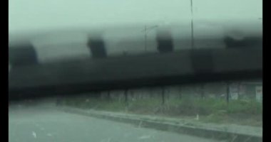 Yağmurda araba kullanırken